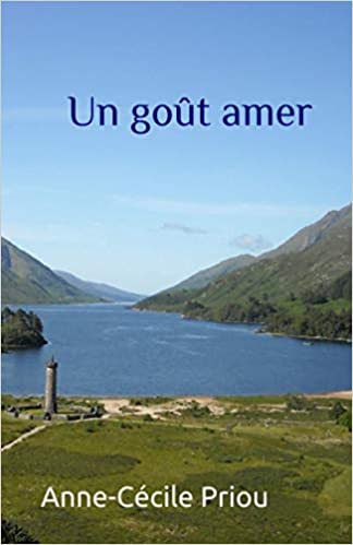 Couverture du roman "Un goût amer" d'Anne-Cécile Priou. Paysage naturel avec un lac entouré de montagnes et une tour ancienne au premier plan.